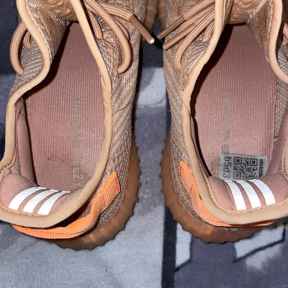 Yeezy 350 - Picture 4 of 7